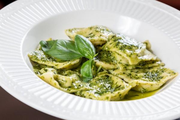 Ravioli in spinazieroomsaus